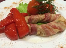 Грудка с беконом, запеченным овощами и картофелем