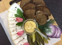 Сало с гренками и горчицей