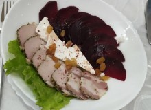 Салат с запеченным мясом и свеклой